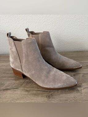 Marc Fisher LTD Yale Women's Chelsea Ankle Pointy Toe Boot Taupe Suede Sz 7.5 M